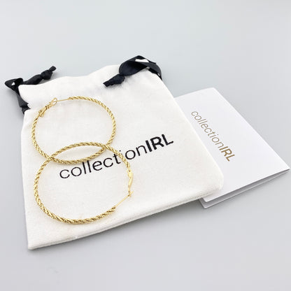 Pendientes dorados con textura trenzada y bolsa de la marca IRL