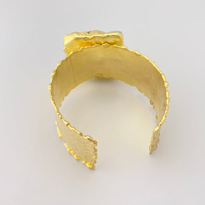Bracelet manchette doré avec turquoise naturelle et surface martelée