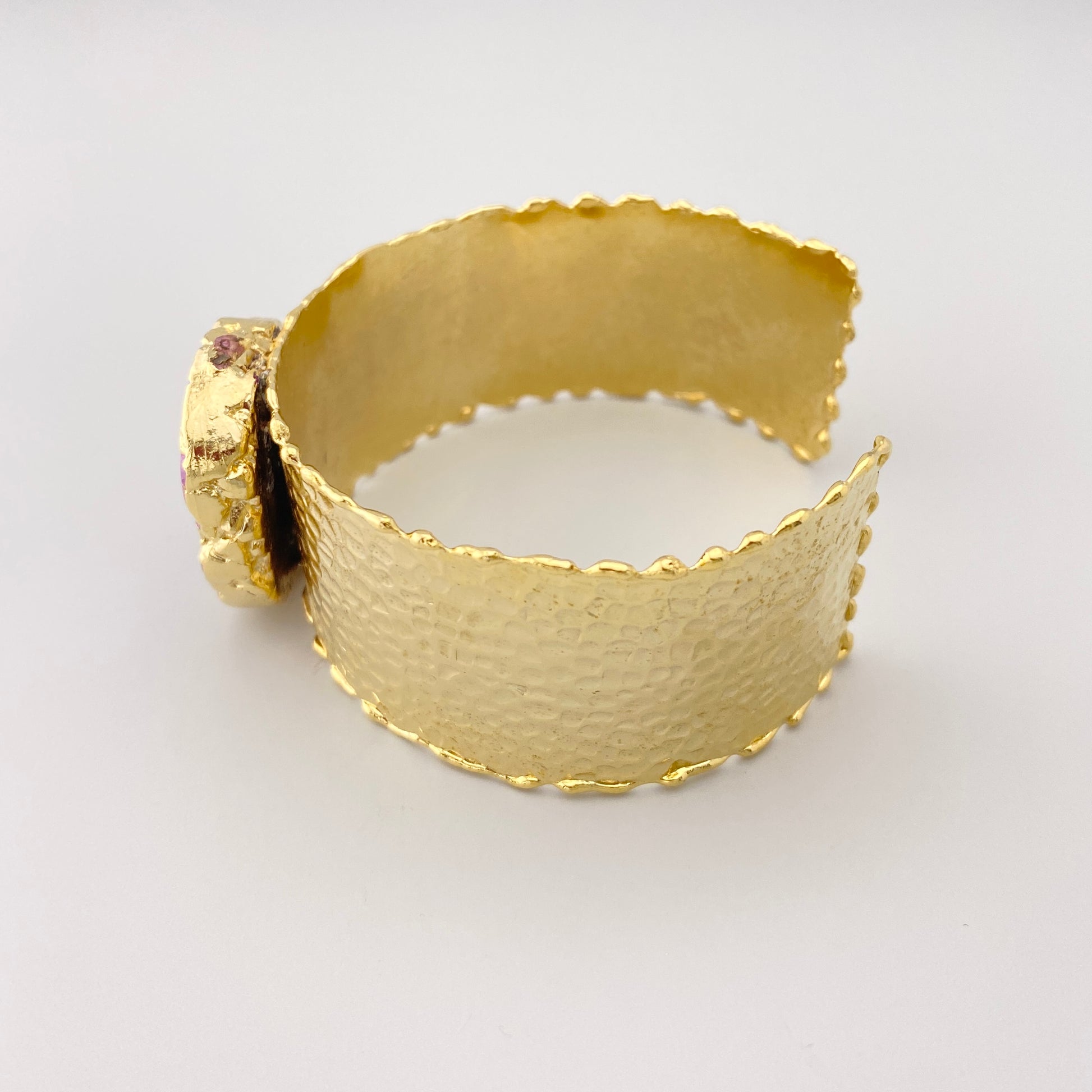 Vergoldetes Armband mit Turmalin in sanften Farben und gehämmerter Oberfläche