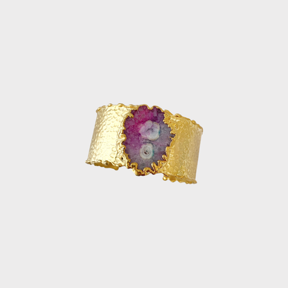 Vergoldetes Armband mit intensiver pink-violetter Turmalinstein und handgearbeiteter Oberfläche