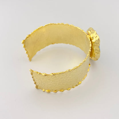 Bracelet manchette doré avec pierre turquoise brute et finition martelée