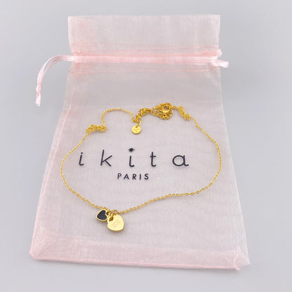 Collier Ikita doré à deux cœurs présenté dans une pochette rose