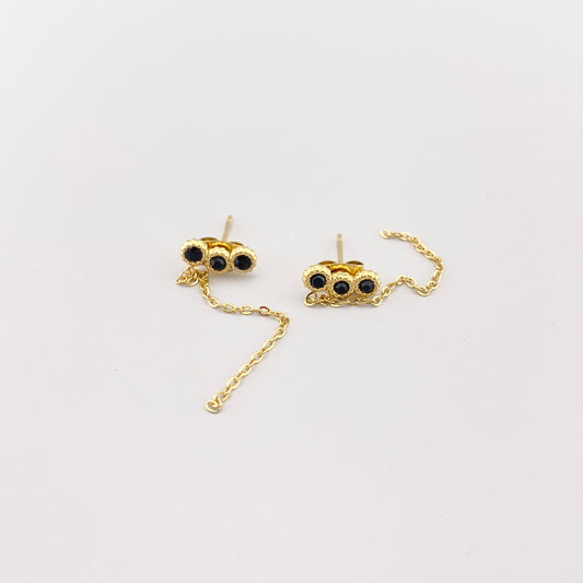 Kolczyki IRL z łańcuszkami i czarnymi kryształami w złotym odcieniu