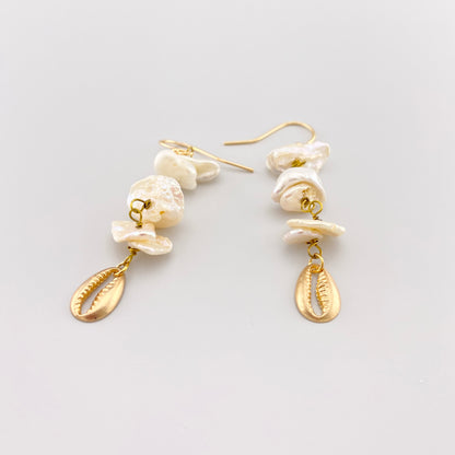Boucles d’oreilles perles baroques dorées avec pendentif coquillage