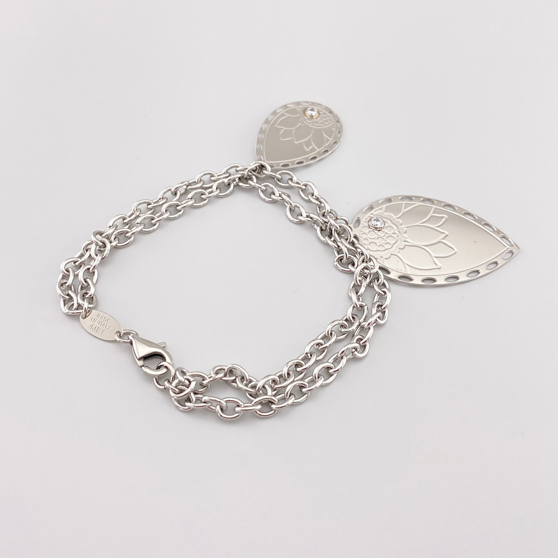 Pulsera italiana con colgantes de forma de gota y delicado brillo plateado