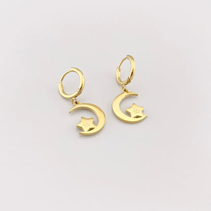 Aros IRL dorados con luna y estrella, circonitas pequeñas para un brillo sutil