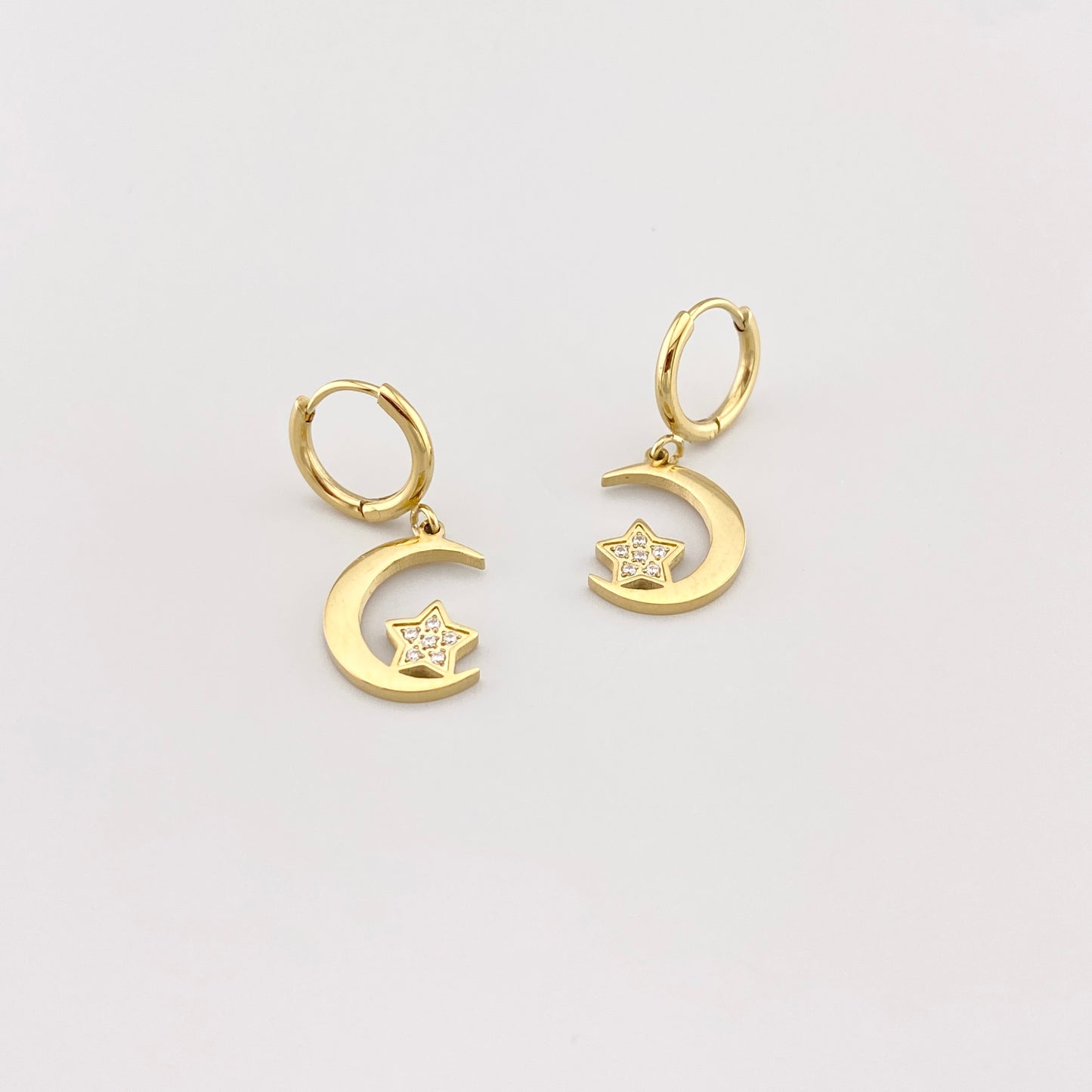 Kolczyki złote IRL z półksiężycem i gwiazdką, drobne cyrkonie w delikatnym blasku