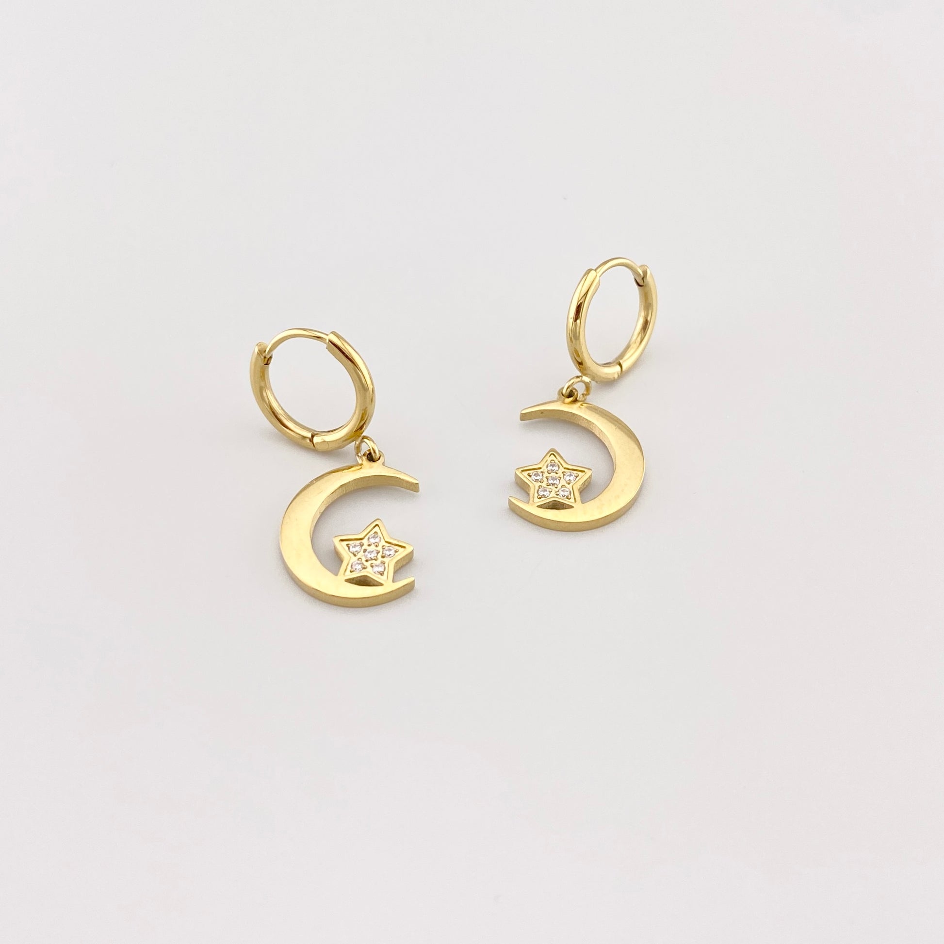 Kolczyki złote IRL z półksiężycem i gwiazdką, drobne cyrkonie w delikatnym blasku