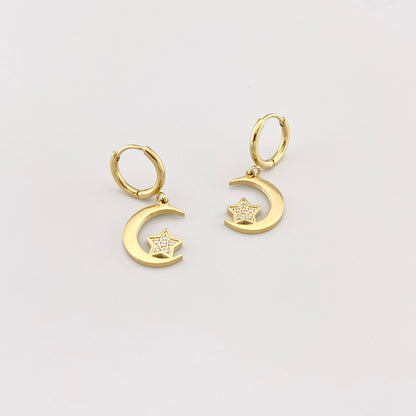 Kolczyki złote IRL z półksiężycem i gwiazdką, drobne cyrkonie w delikatnym blasku