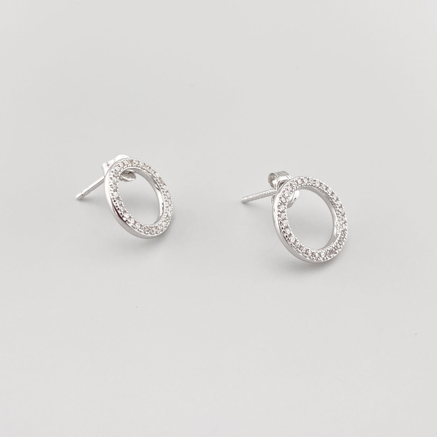 Minimalistische Ohrringe mit Zirkonia in offener ovaler Form