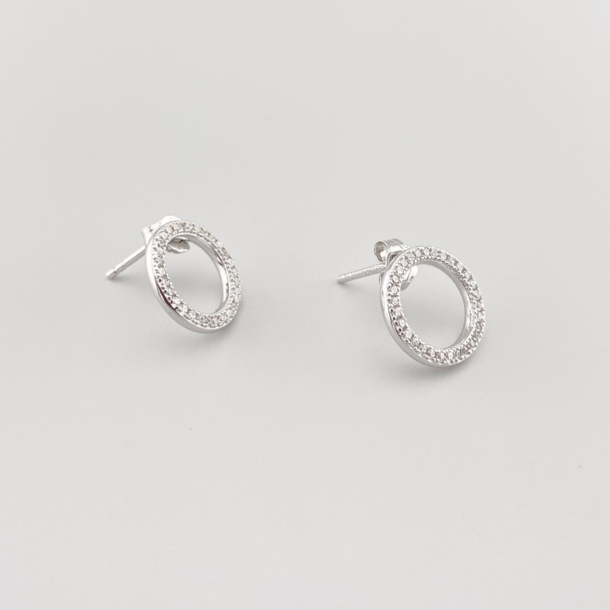 Minimalistische Ohrringe mit Zirkonia in offener ovaler Form