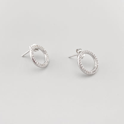 Minimalistische Ohrringe mit Zirkonia in offener ovaler Form