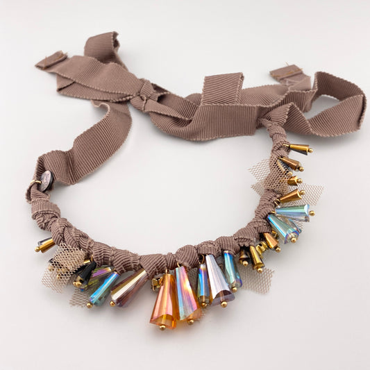 Naszyjnik typu choker z rypsową wstążką i kolorowymi kryształkami