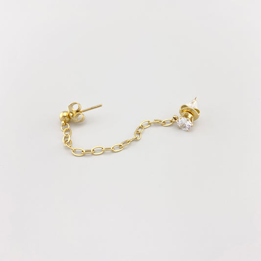Kolczyk mono IRL z delikatnym łańcuszkiem i cyrkonią w złotym odcieniu, do dwóch dziurek