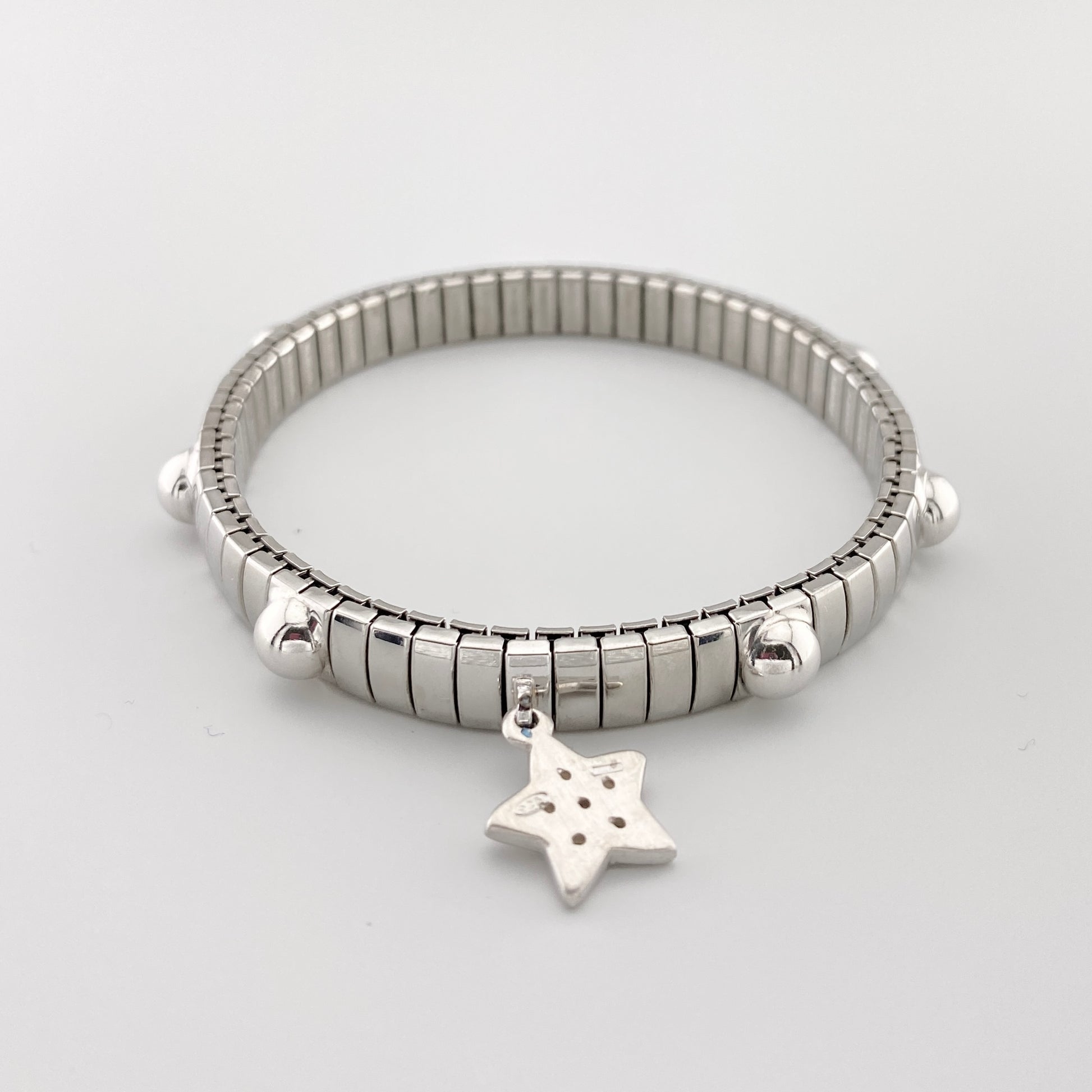 Pulsera Nomination con colgante de estrella sobre superficie reflectante
