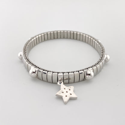 Pulsera Nomination con colgante de estrella sobre superficie reflectante