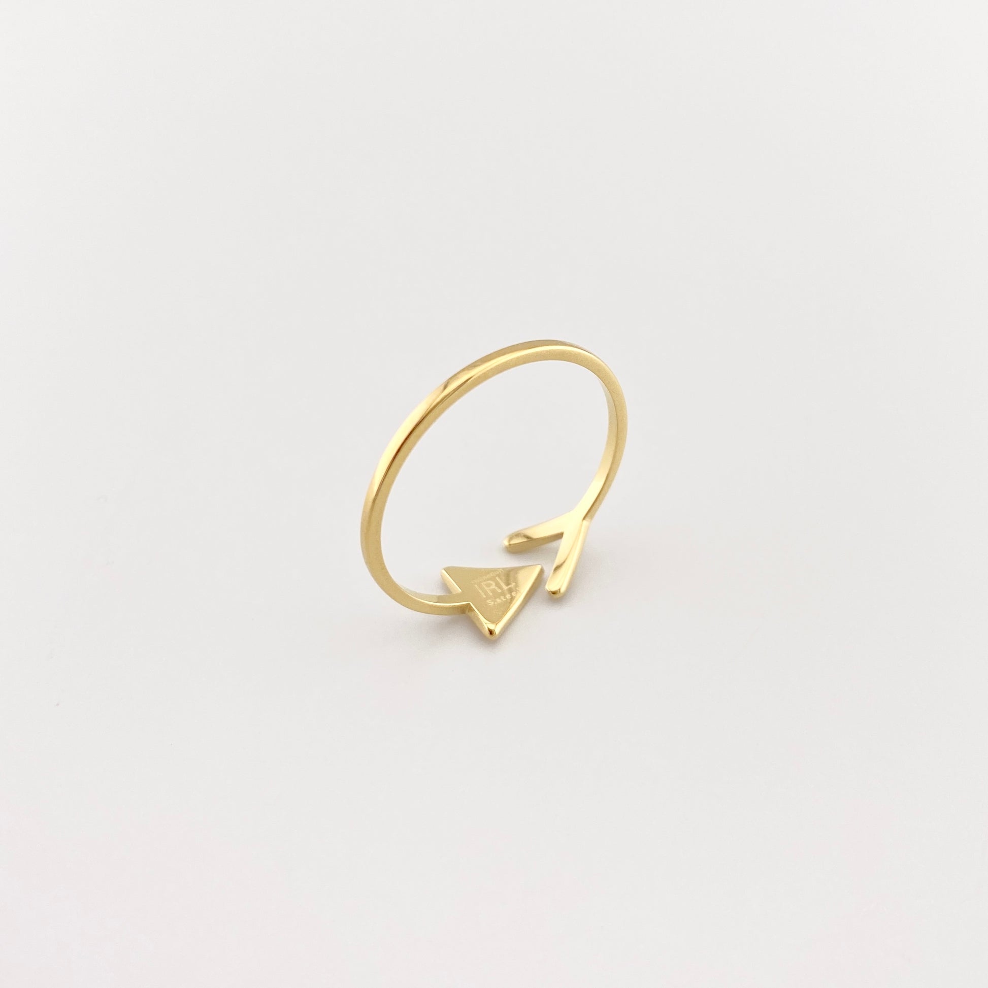 Bague ouverte IRL dorée avec détails géométriques vue de profil