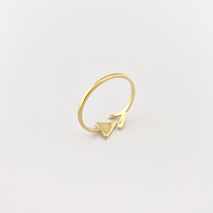 Bague ouverte IRL dorée avec détails géométriques vue de profil