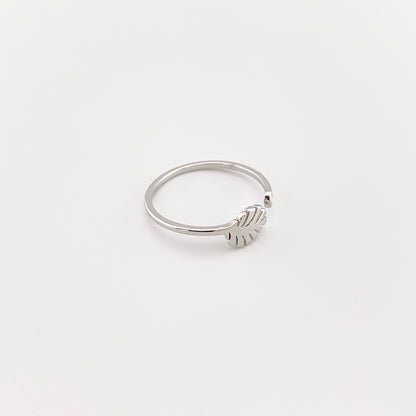 Anillo abierto IRL de acero con hoja y circonita visto de cerca