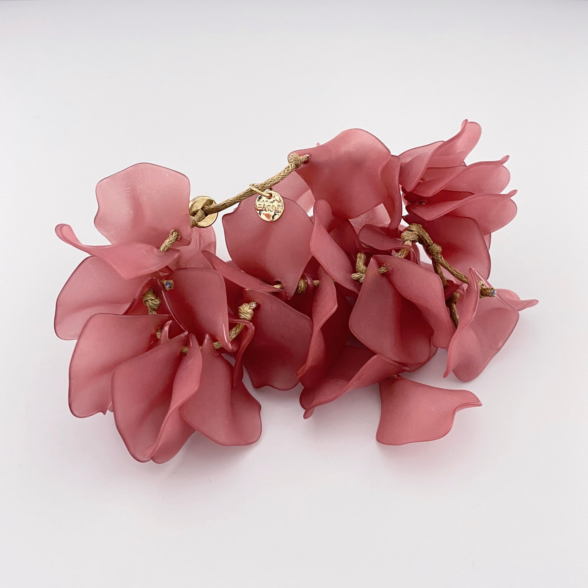 Pulsera romántica de pétalos rosa pastel con forma floral