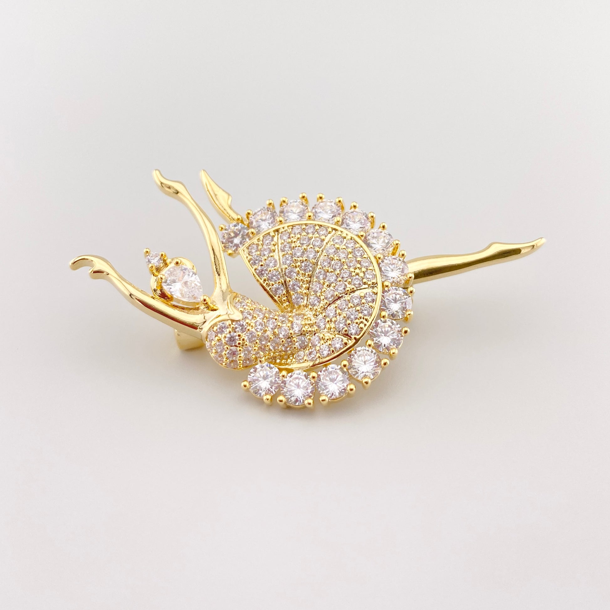 Élégante broche danseuse avec cristaux scintillants et silhouette raffinée