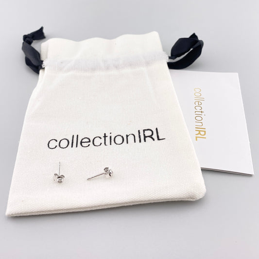 Srebrne kolczyki z cyrkoniami IRL na woreczku, oprawa bezel i subtelny blask