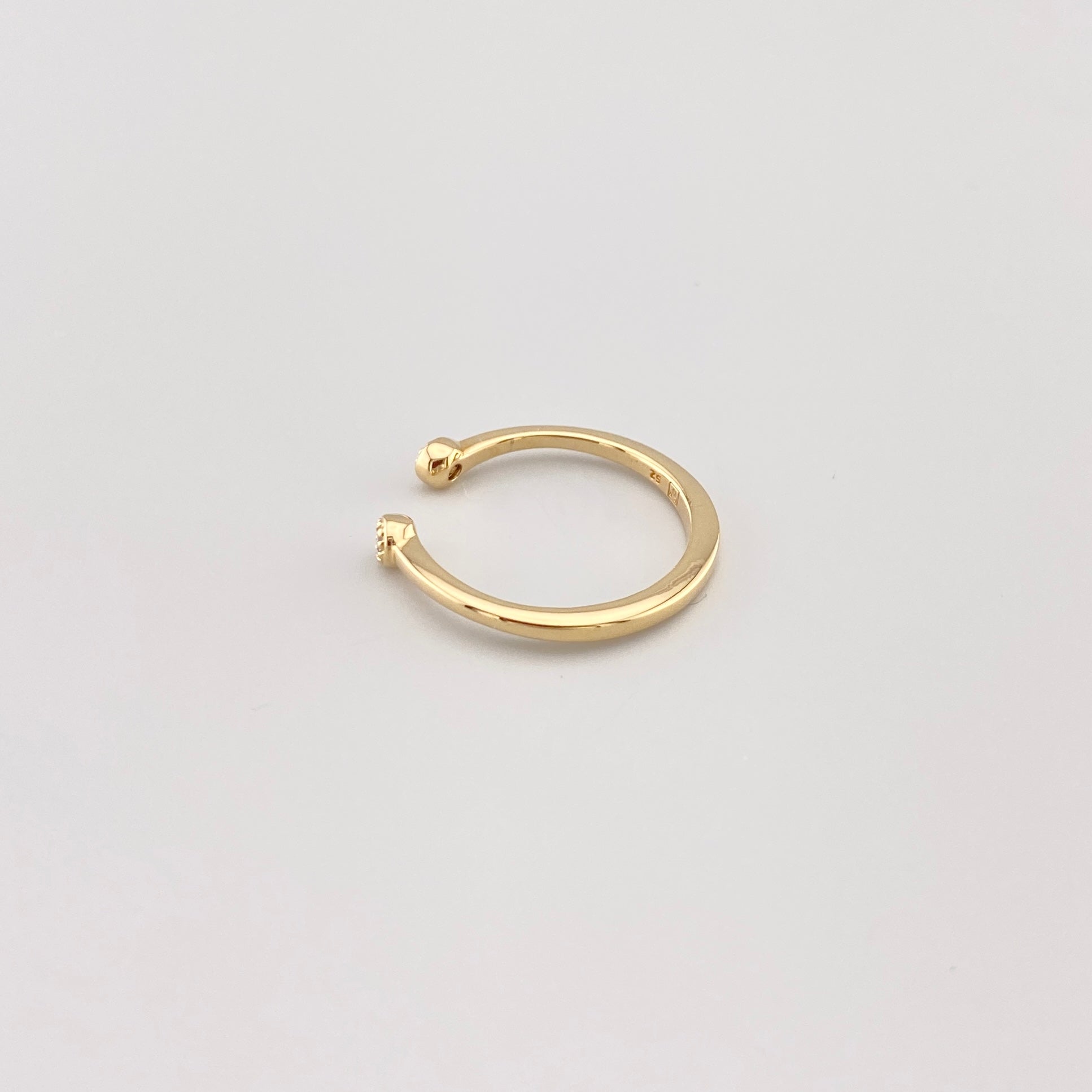Bague ouverte IRL dorée avec deux zircons vue en angle