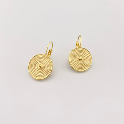 Kolczyki kółka IRL z okrągłymi medalikami o spiralnym tłoczeniu w złotym kolorze