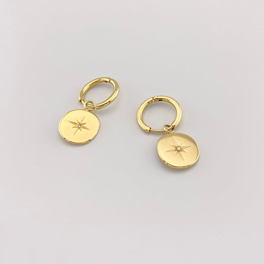 Kolczyki medaliony IRL z grawerowaną gwiazdką i cyrkonią, lustrzany połysk na co dzień