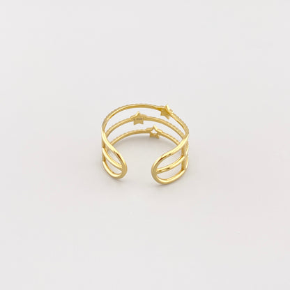 Anillo triple IRL dorado con textura y estrellas visto de arriba