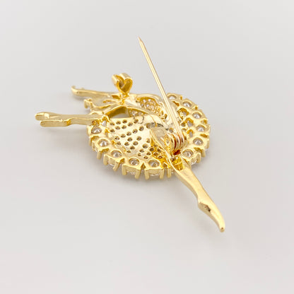Goldene Brosche in Form einer Tänzerin mit funkelnden Steinen