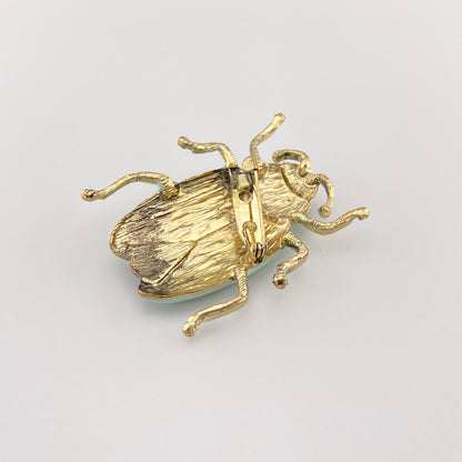Broche vintage en forme de scarabée avec texture dorée et corps en métal