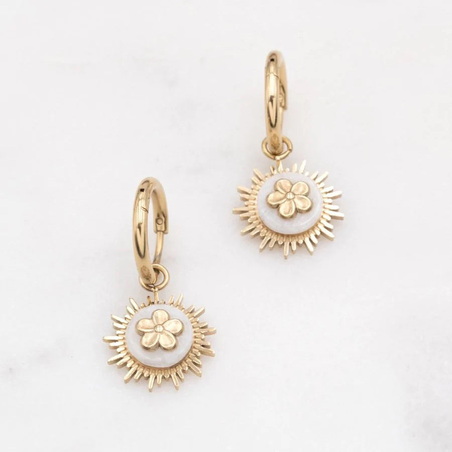 Кільця IRL з білим агатом і теплим золотистим відтінком, гладкі обручі та сяйний ореол