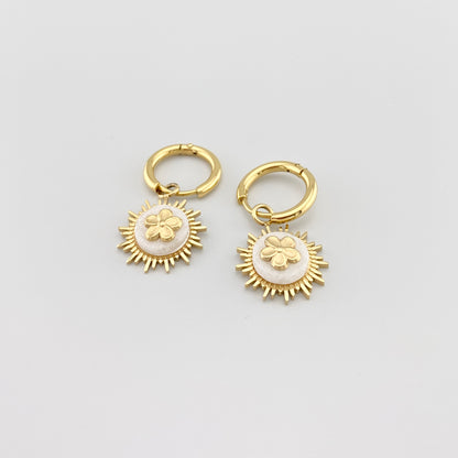 Kolczyki koła IRL z białym agatem i złoceniem, gładkie obręcze i kwiatowy dekor w centrum