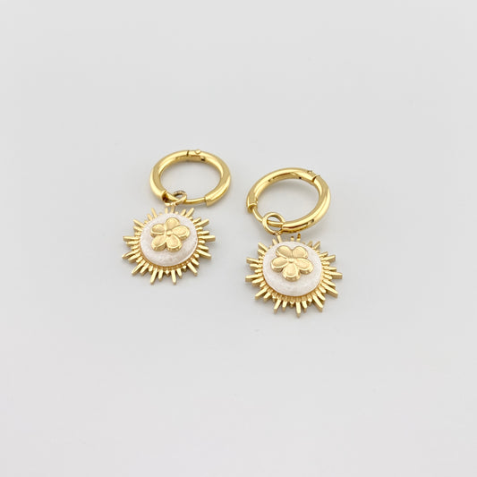 Kolczyki koła IRL z białym agatem i złoceniem, gładkie obręcze i kwiatowy dekor w centrum