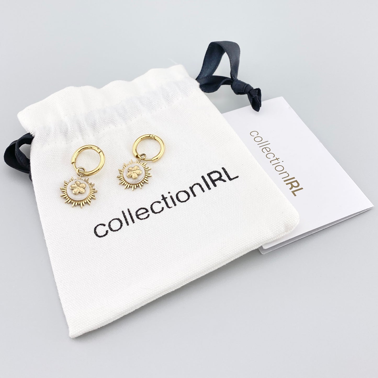 IRL Creolen mit weißem Achat, warme Vergoldung und floraler Rahmen sorgen für sanften Glanz