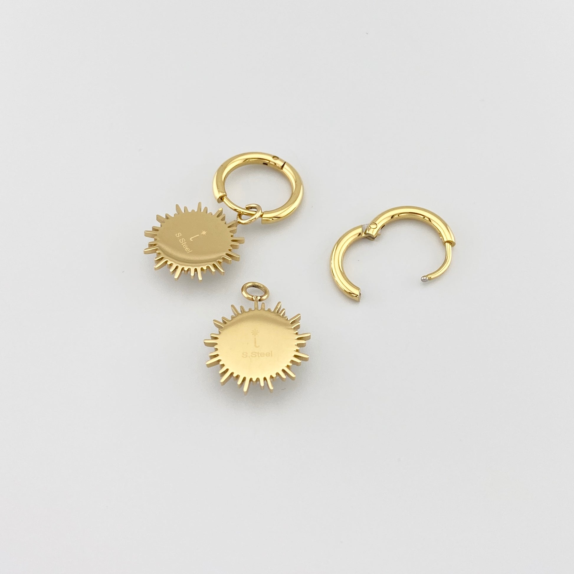 Aros IRL con ágata blanca y baño dorado, aro liso y marco floral radiante para uso diario