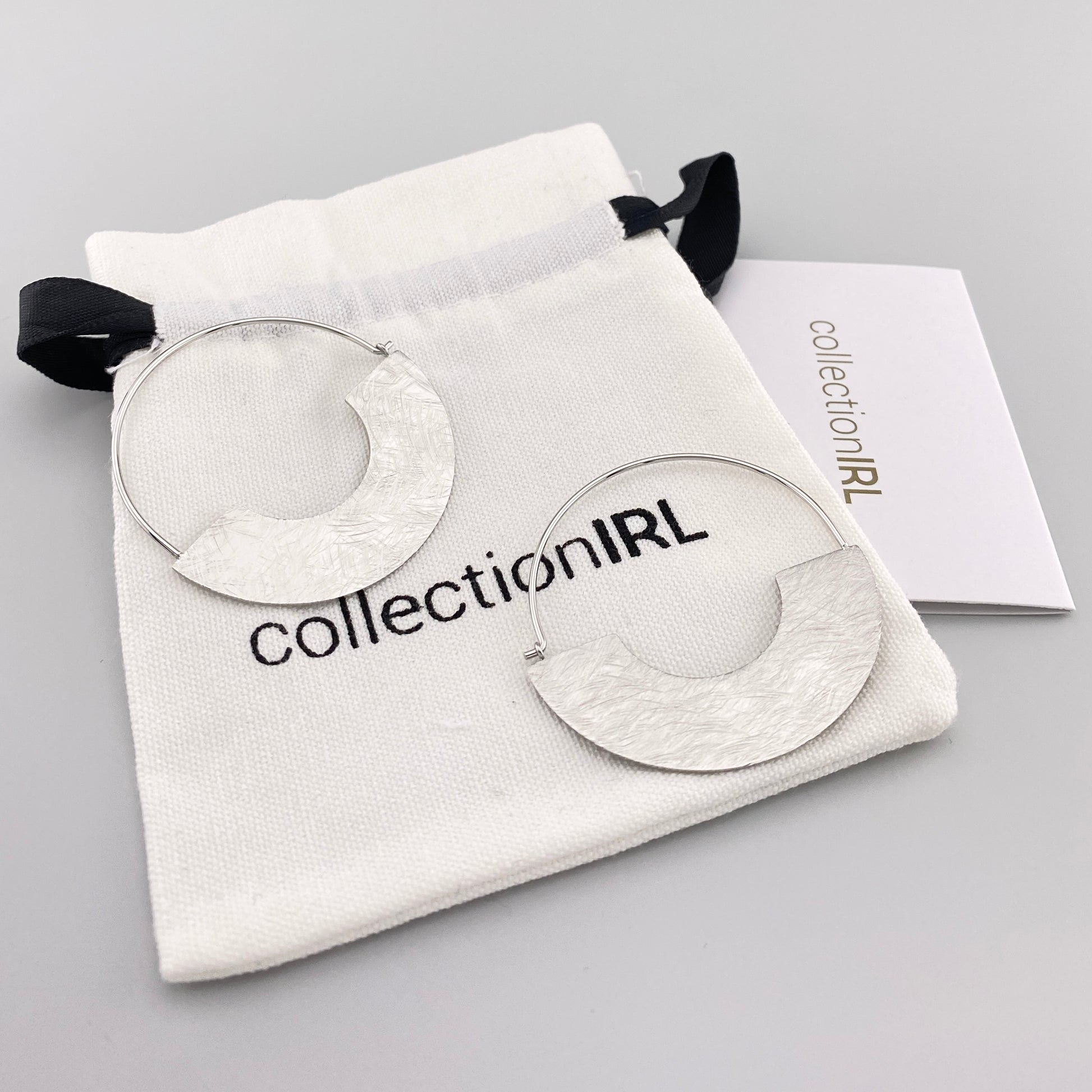 Boucles d’oreilles IRL en demi-cercle avec texture mate et pochette griffée