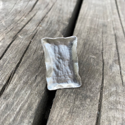 Anello rettangolare argento patinato con effetto artigianale
