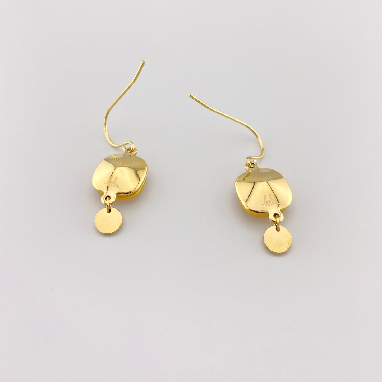 Boucles Bohm à cristal jaune facetté et petite breloque, éclat doux et silhouette légère