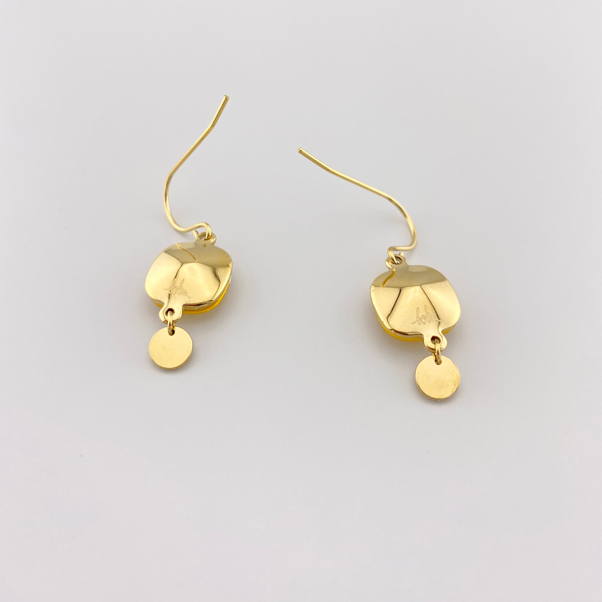 Boucles Bohm à cristal jaune facetté et petite breloque, éclat doux et silhouette légère
