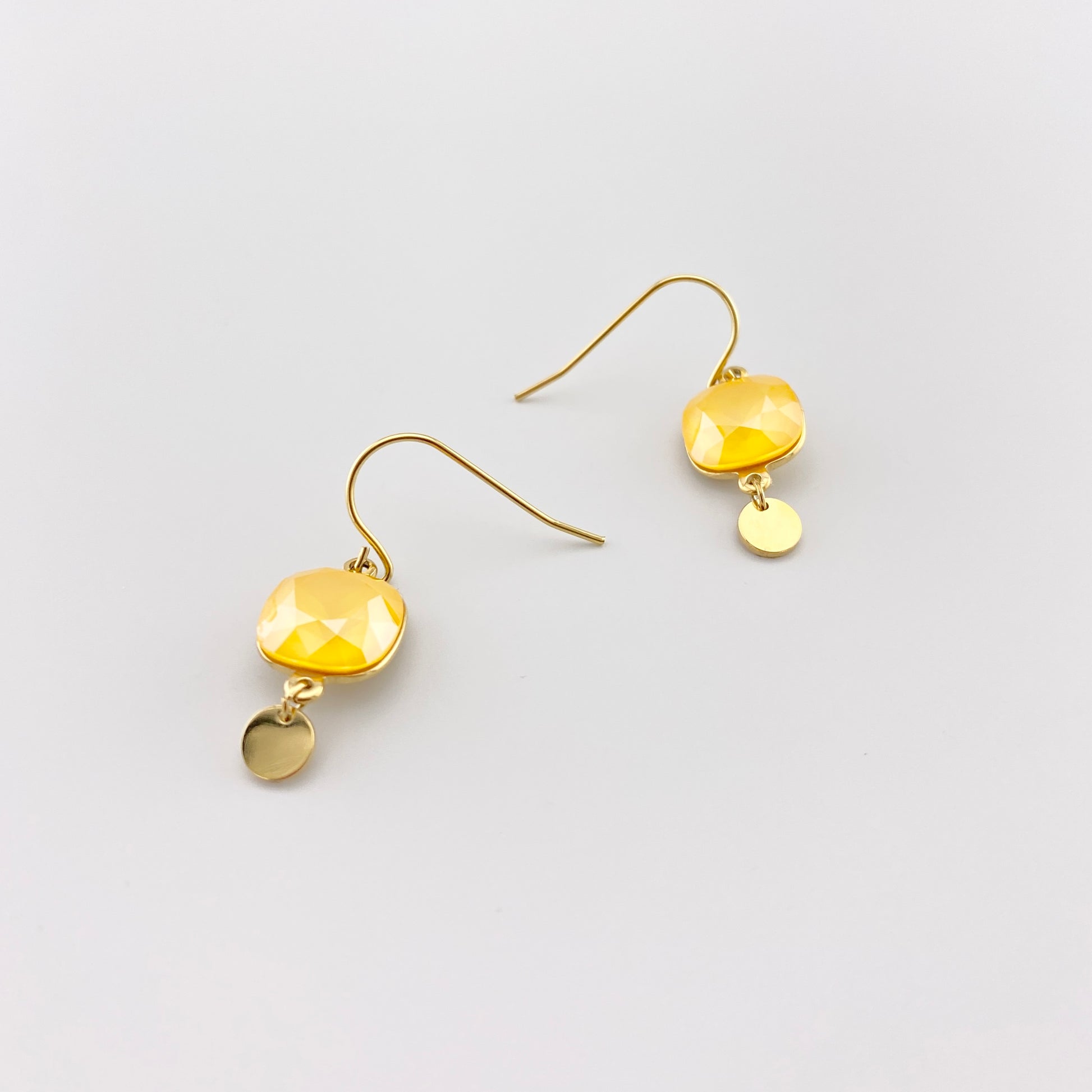 Zwieszane kolczyki Bohm z żółtym, fasetowanym kryształem i małą zawieszką, miękki blask