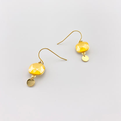 Zwieszane kolczyki Bohm z żółtym, fasetowanym kryształem i małą zawieszką, miękki blask