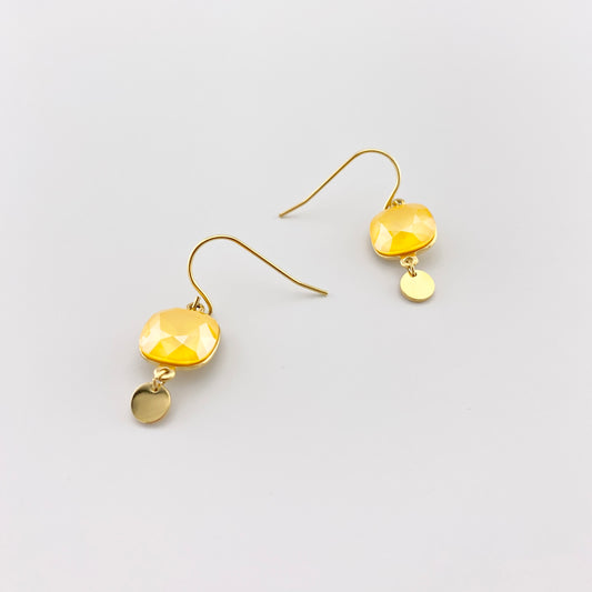 Zwieszane kolczyki Bohm z żółtym, fasetowanym kryształem i małą zawieszką, miękki blask